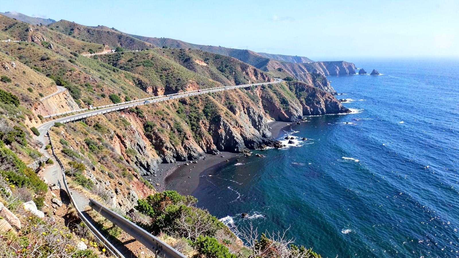 The coast road above the Pacific in La Libertad